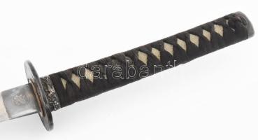 Japán katana. Rájabőrrel borított markolattal, a tsuka-ito (a markolatra tekert bevonat) alatt mindk...