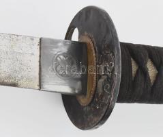 Japán katana. Rájabőrrel borított markolattal, a tsuka-ito (a markolatra tekert bevonat) alatt mindk...