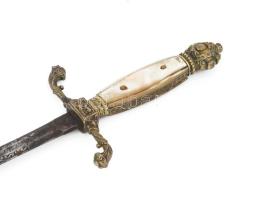 XIX. századi díszkard, gazdagon díszített, gyöngyház berakásos réz markolattal, maratott mintás peng...