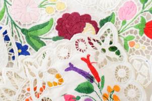 9 darab kézzel horgolt kalocsai Richelieu mintás csipke, klf méretben, közte nagyobb terítő