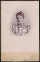 cca 1890 Hölgy portréja, kabinetfotó Edmund Risse & Söhne (Bochum) német cs. és kir. udvari fényképészek műterméből, 16,5x10,5 cm