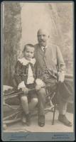 cca 1900 Elegáns úr unokájával, kabinetfotó Kurzweil Frigyes (Bp.-Balatonfüred) műterméből, 21x11 cm