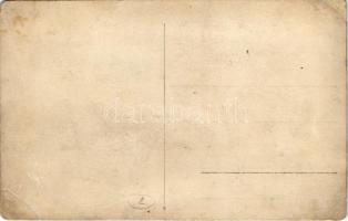 Mennyezetig érő, fiolás és üveges fűszerkínálat, munkás lakberendezések részletfizetésre (táblán olv...