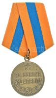 Szovjetunió 1945. "Budapest elfoglalásának emlékérme" sárgaréz kitüntetés mellszalaggal, műanyag tokban T:AU Soviet Union 1945. "Medal For the Capture of Budapest" brass decoration with ribbon in plastic case C:AU