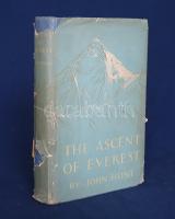 Hunt, John:  The Ascent of Everest. Foreword by H. R. H. the Duke of Edinburgh, Chapter 16 by Sir Edmund Hillary, Appendices by Members of the Expedition.  (London, 1953). Hodder &amp; Stoughton (Printed by Hazell, Watson and Viney Ltd.) 1 t. (színes címkép) + XX + 299 + [1] p. + 31 t. (7 színes, 24 kétoldalas).  A katonai családba születő John Hunt (1910-1998) katonatiszt, hegymászó, a világ legmagasabb hegycsúcsára, a Mount Everestre vezető első, 1953. évi expedíció vezetője. Oldalszámozáson belül térképvázlatokkal, karikatúrákkal, rajzokkal és ábrákkal illusztrált beszámolója a magashegységi túrázás történeti jelentőségű dokumentuma. A kötet első kiadása a sikeres csúcstámadás évében jelent meg, példányunk az azonos évben megjelenő második lenyomatból származik.  Aranyozott gerincű kiadói egészvászon kötésben, színes, illusztrált, enyhén sérült eredeti védőborítóban. Jó példány.