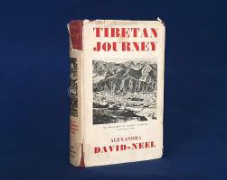 David-Neel, Alexandra:  Tibetan Journey. Illustrated.  London, (1936). The Bodley Head (Printed by Northumberland Press Ltd., Newcastle-Upon-Tyne). 1 t. (címkép) + X + [2] + 275 + [1] p. + 15 t. Első kiadás.  Alexandra David-Neél (1868-1969) belga-francia felfedező, spiritiszta, szabadkőműves, anarchista, buddhista, operaénekes és Tibet-utazó. A rendkívül színes életpályájú szerző teozófus kezdetek után, szabadkőműves és anarchista-feminista kitérő után ismerkedett meg a buddhizmus tanaival. Első, 1891. évi indiai utazása még igencsak rövid volt, Londonba tért vissza onnan, orientalista ismereteit elmélyítendő. Európai évtizedében apja javaslatára zenei képzésben részesült, majd 1900 után operaénekesként többször járt Kelet-Ázsiában. Meghatározó jellegű és szellemi elmélyülést jelentő indiai utazására 1911-1925 között került sor, melynek során számos buddhista vezetővel találkozott, aszketikus gyakorlatokat folytatott; az 1924. évben pedig - több kudarcot vallott próbálkozás után - jeles kulturális ismeretekkel felvértezve, álruhában sikerült beszöknie az európaiak számára tiltott Tibetbe. A buddhista-misztikus műveiről ismert szerző ebben az útleírásában inkább a buddhizmus gyakorlata iránt érdeklődő, mégis néprajzi szemszögű utazó szemszögéből számol be a számára kortalannak tűnő Tibet mindennapjairól, életmódjáról, illetve személyes utazási kalandjairól. A kötet angol nyelven először 1936-ban jelent meg.  Aranyozott gerincű kiadói egészvászon kötésben, színes, illusztrált, enyhén sérült, kissé hiányos eredeti védőborítóban. Körülvágatlan, jó példány.