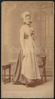 1901 Nő jelmezben, keményhátú fotó Koller tanár utódai budapesti műterméből, 21×11 cm