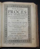 Kitonich János, Joannes, de Koztanicza: Directio Methodica processus iudicarii juris consuetudinarii, Inclyti Regni Hungaria, Bécs, 1634. A könyv  Werbőczi Hármaskönyvéből mutat be száz vitás jogi tételt, megoldásokkal. A mű korának egyetlen tudományos igényű, magyar vonatkozású jogi kézikönyve volt. Korabeli bordázott egészbőr kötésben / Legal book of Joannes Kitonich Croatian/Hungarian politican