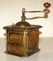 Nosztalgikus sárgaréz kávédaráló 20cm-es magassággal, jó de szépítésre szoruló állapotban