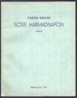 Csoóri Sándor: Sose harmadnapon. Versek. Orosz János illusztrációival. (Aláírt!) Békéscsaba, 1976, Megyei Könyvtár, 7 sztl. lev. Első kiadás. Kiadói papírkötés. Számozott (64./250), a szerző, Csoóri Sándor (1930-2016), valamint az illusztrátor, Orosz János (1932-2019) által aláírt példány.