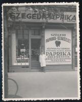 1935 Schultz szegedi paprika raktárának üzlete a budapesti Ferenc körút 43. sz. alatt, hátoldalon feliratozott fotó, jó állapotban, 10,5×8,5 cm