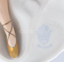 Unterweissbach primadonna. Biszkvit és mázas porcelán, jelzett, kis kopással, m: 14 cm