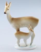 Zsolnay őz a gidájával. Jelzett, hibátlan, m: 17,5 cm