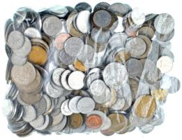 Vegyes, főleg külföldi érmetétel mintegy ~1kg súlyban, T:vegyes Mixed, mostly foreign coin lot (~1kg) C:mixed