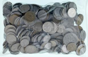 Vegyes, főleg külföldi érmetétel mintegy ~1kg súlyban, T:vegyes Mixed, mostly foreign coin lot (~1kg) C:mixed