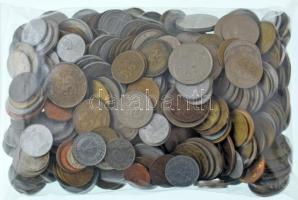 Vegyes, főleg külföldi érmetétel mintegy ~1kg súlyban, T:vegyes Mixed, mostly foreign coin lot (~1kg) C:mixed