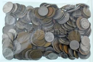 Vegyes, főleg külföldi érmetétel mintegy ~1kg súlyban, T:vegyes Mixed, mostly foreign coin lot (~1kg) C:mixed