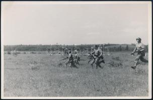 cca 1940 Rohamozó német katonák, II. világháborús fotólap, jó állapotban, 14x9 cm