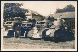 1927 Francia Renault FT harckocsi, illetve páncélgépkocsik egy udvaron, fotólap, hátoldalán albumba ragasztás nyomaival, 13,5x8,5 cm