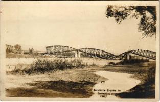 Chernivtsi, Czernowitz, Cernauti, Csernyivci (Bukovina, Bukowina); Zerstörte Brücke / Felrobbantott híd romjai / WWI K.u.k. military, destroyed bridge. photo (non PC)