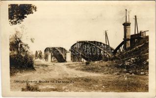 Chernivtsi, Czernowitz, Cernauti, Csernyivci (Bukovina, Bukowina); Zerstörte Brücke / Felrobbantott híd romjai / WWI K.u.K. military, ruins of a blown-up bridge. photo (non PC)