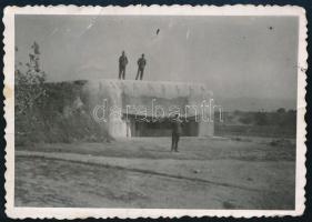 1940 Erdélyi bevonulás, "Oláh-erőd Borhídnál" (Szamosborhíd / Valea Vinului), Károly-vonal, a hátoldalon feliratozott fotó, kisebb törésnyomokkal, 8,5x6 cm