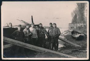 cca 1940 Német katonák folyóparti erőd (bunker) mellett, csónakkal (feltehetőleg a Rajna partján Offenburg közelében, Siegfried-vonal), fotó, a hátoldalon pecséttel jelzett (Photo-Grimm Offenburg i. B.), albumba ragasztás nyomaival, egyik sarka sérült, 9,5x6,5 cm