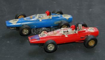 cca 1960 2 db elektromotorral működő színes játék versenyautó, hosszuk 12.5 cm