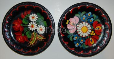 Háború előtti színes népi motívumos kézi festéses fali dísztányér kerámiából, Bp Gránit jelzéssel hátoldalukon