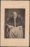 cca 1914 X. Pius pápa (1835-1914) ruhájából (reverendájából) származó ereklye, mellette viaszpecséttel és autográf sorokkal, a kártya másik oldalán a pápa portréjával, 11x7 cm/   cca 1914 Relic cassock of Pope Pius X., with wax seal, and autograph notices, with the portrait of Pope Pius on the back, 11x7 cm