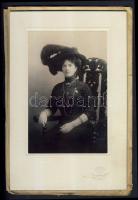 Háború előtti keményhátú fénykép a New York-i Newman Stúdió által egy tollkalapos hölgyről kiváló állapotban, eredeti papírtokjában