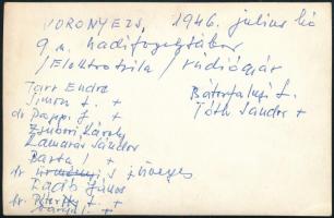 1946 Voronyezs, hadifogolytábor magyar foglyainak csoportképe, a hátoldalon feliratozott fotó, 13,5x...