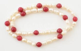 Nagyméretű tenyésztett gyöngy nyaklánc, közte piros üveggyöngyökkel