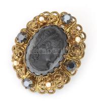 Fekete kámeával díszített bross, m: 4,5 cm