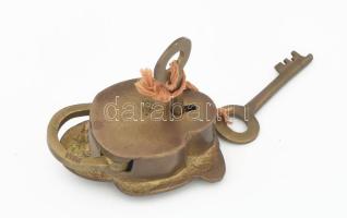 Antik indiai réz lakat, kulccsal, m: 5,5 cm