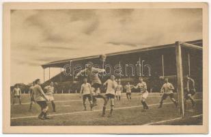 FTC-MTK labdarúgó mérkőzés 1913 március 16-án. Corner helyzet, Bíró Gyuszi gyönyörű fejessel véd. Kiadja a Klasszikus pillanatok vállalata 7. sz. / Hungarian football match, sport scene