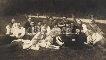 cca 1920-1935 Kovács "Fuxi" János, a Ferencváros (Fradi, FTC) labdarúgó-csapata gyúrója, e...