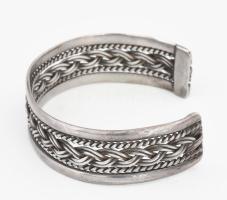 Ezüst(Ag) fonott karperec, jelzett, kis deformációval, 6×5 cm, nettó: 30,5 g