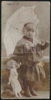 1906 Gyalogos hadnagy portréja épület előtt, hátoldalán kislány műtermi portréja babával és ernyővel...