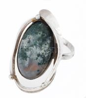 Ezüst (Ag) ékszergarnitúra, (gyűrű m:62, fülbevaló pár) mohaacháttal ékítve, jelzett, bruttó: 21g