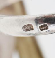 Ezüst (Ag) ékszergarnitúra, (gyűrű m:62, fülbevaló pár) mohaacháttal ékítve, jelzett, bruttó: 21g