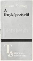 Susan Sontag: A fényképezésről. Bp., 1981., Európa, 239. Kiadói papírkötésben, előzéklap foltos.