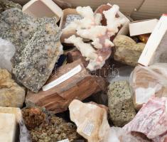 4 doboznyi nagy mennyiségű különböző ásvány, kagyló. Értékes, jó darabokkal, átnézésre érdemes gyűjt...