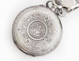 Ezüst (Ag) zsebóra, ezüst (Ag) lánccal, jelzett, bruttó: 70 g, számlap d: 24 mm