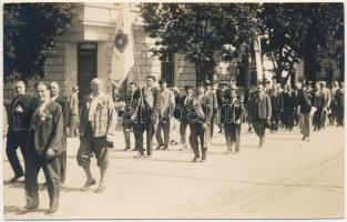 Nagyszeben, Hermannstadt, Sibiu (?); felvonulás, körmenet / parade, procession. photo (vágott / cut)