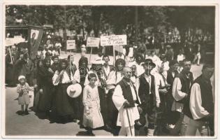 Nagyszeben, Hermannstadt, Sibiu (?); felvonulás, körmenet / parade, procession. Emil Fischer photo