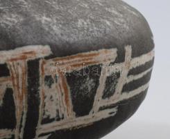 B. Várdeák Ildikó (1929-2013): Kerámia váza geometrikus díszítéssel. Jelzett, hibátlan, m: 15,5 cm, ...