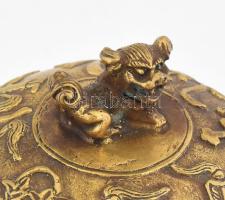 cca 1900 Kínai bronz teáskanna. Körben plasztikus figurális jelenetekkel, jelzett, 23x15,5 cm