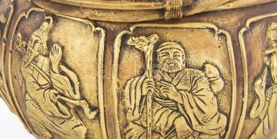 cca 1900 Kínai bronz teáskanna. Körben plasztikus figurális jelenetekkel, jelzett, 23x15,5 cm