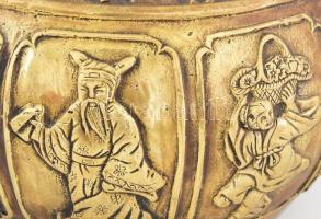 cca 1900 Kínai bronz teáskanna. Körben plasztikus figurális jelenetekkel, jelzett, 23x15,5 cm